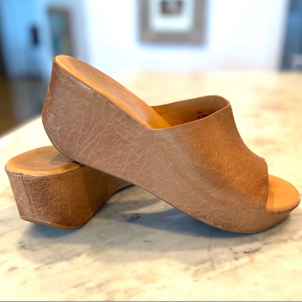 Korkease tan leather slides